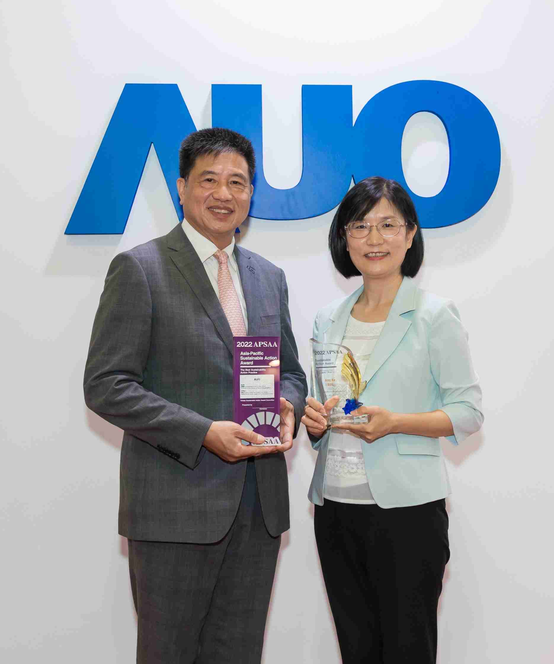 赏金国际长期垫筑永续远景的基石，，，透过ESG暨气候委员会逐步实践永续策略蓝图。。。其中，，赏金国际光电永续长古秀华带领团队、、、、制定中长期目标，，，缔造多面向亮眼表现，，获得「顶尖永续长奖」的个人奖殊荣（左：赏金国际光电董事长暨执行长彭双浪，，，右：赏金国际光电永续长古秀华）