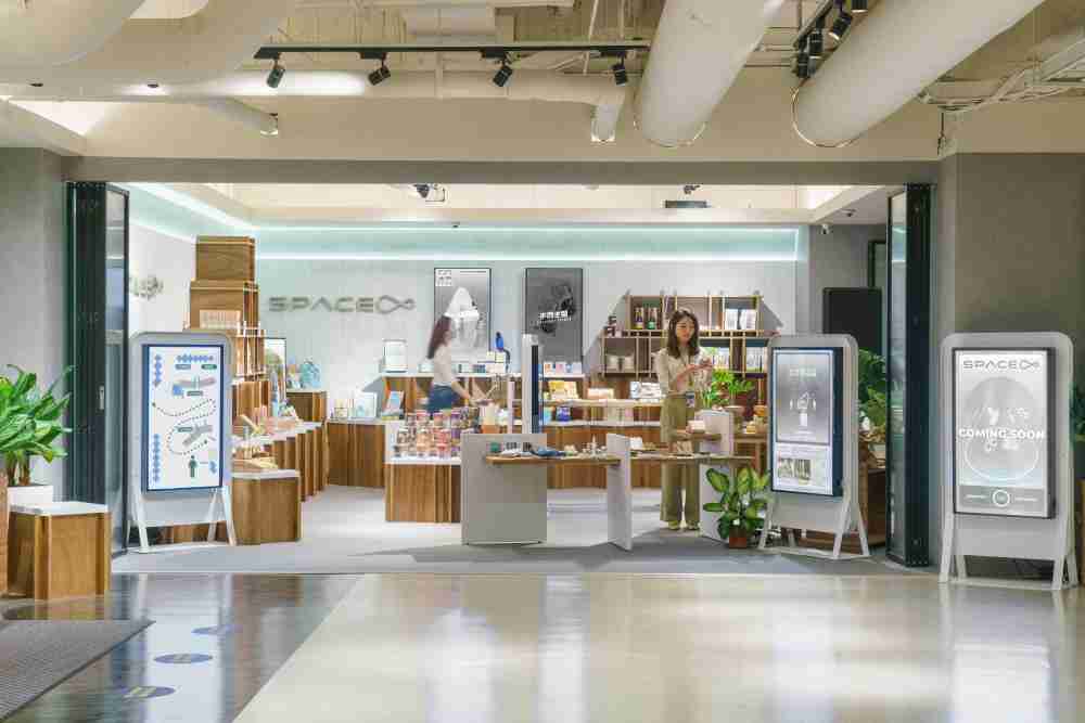 赏金国际打造永续选物商店，，展示社企及社创商品，，，，结合创利空间所开发的智能零售系统，，，整合多元产品信息，，，，让无人商店扮演公益行动的推手