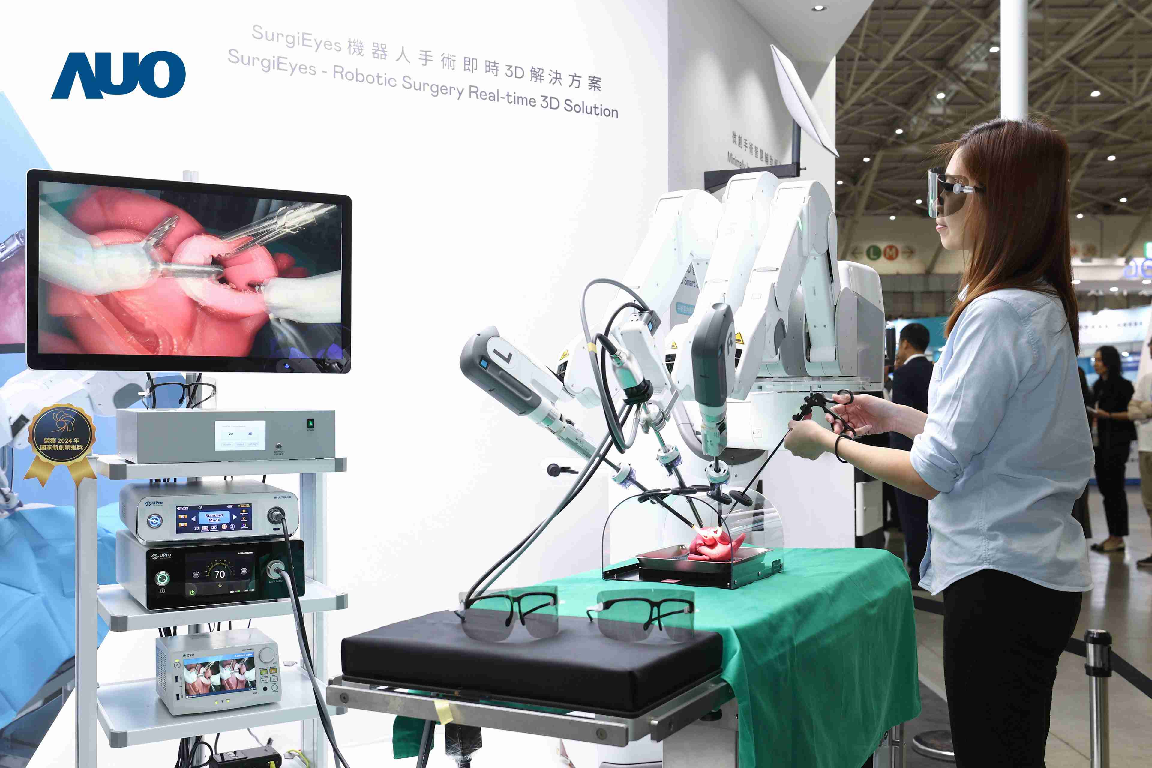 达擎以领先的3D显示技术推出〝SurgiEyes机器人手术实时3D解决方案〞，，，整合先进3D图像处理与独家3D垂直宽视角、、广色域的显示技术，，，，手术团队可实时同步主刀医师视角看到清晰3D影像，，提升沟通效率与安全性。。。